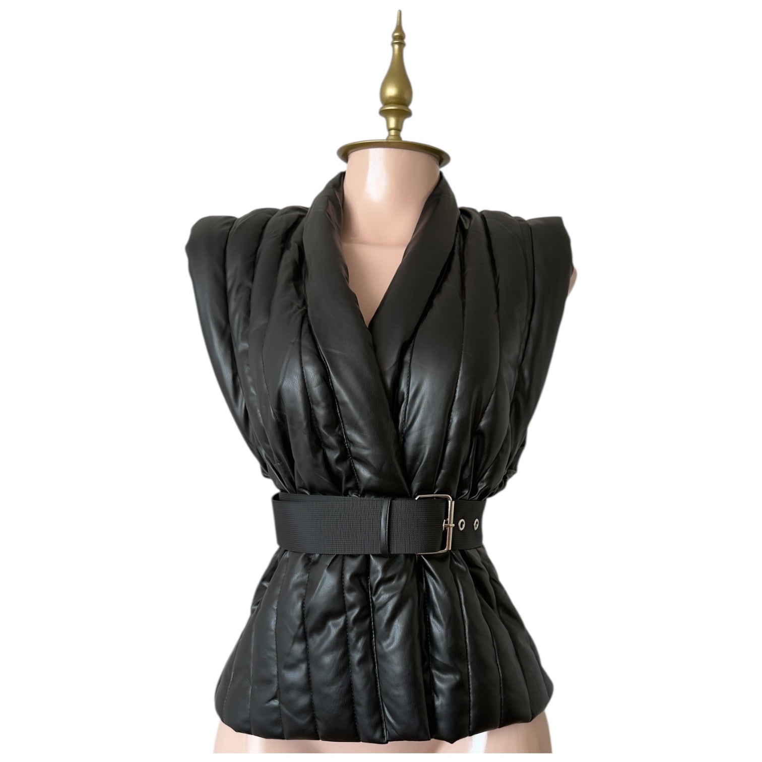 Chaleco Negro Acolchado de Piel Sintética con Cuello Tipo Solapa, Cinturón Ancho y Hombreras Estructuradas Elegante THAT'S HOT - Talla S