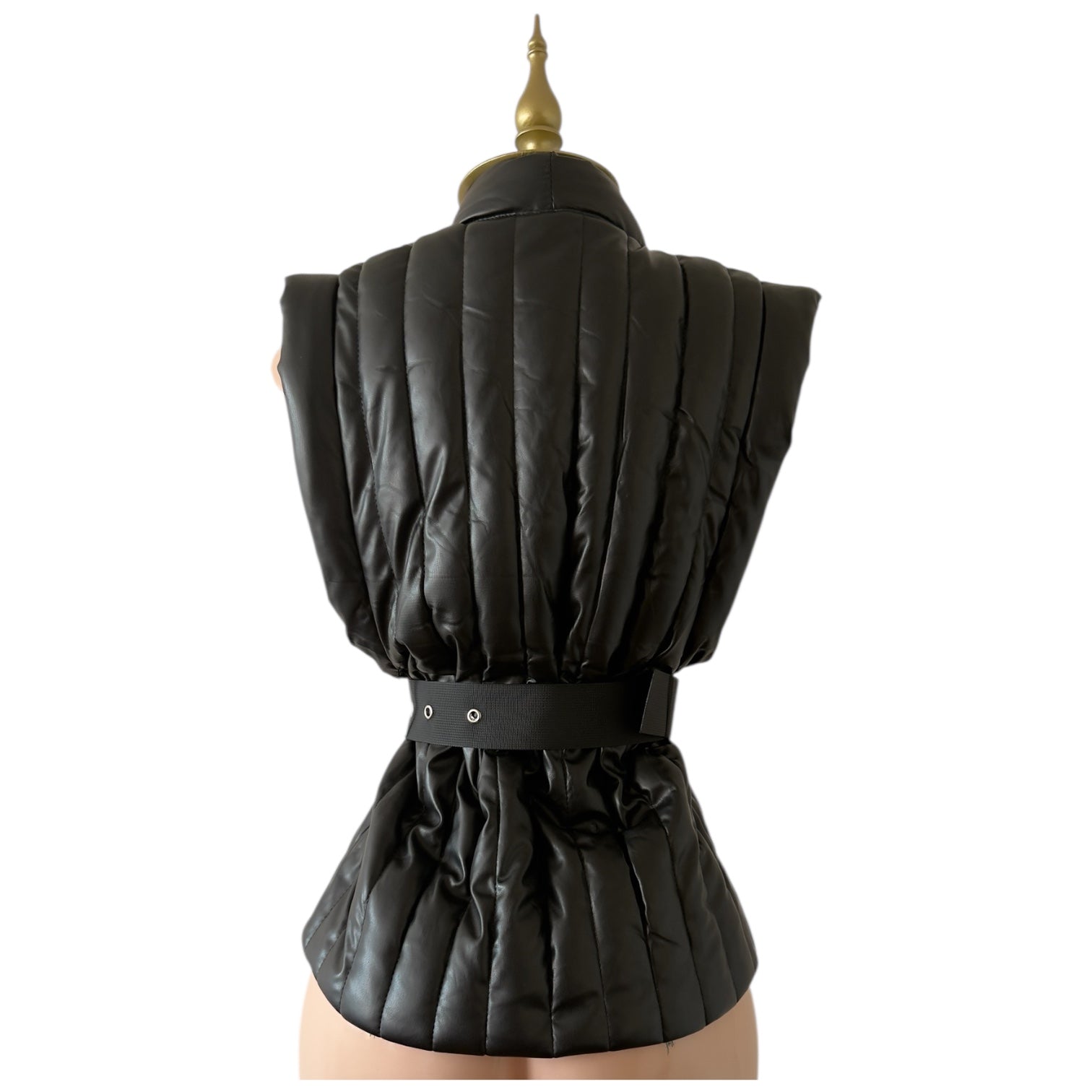 Chaleco Negro Acolchado de Piel Sintética con Cuello Tipo Solapa, Cinturón Ancho y Hombreras Estructuradas Elegante THAT'S HOT - Talla S