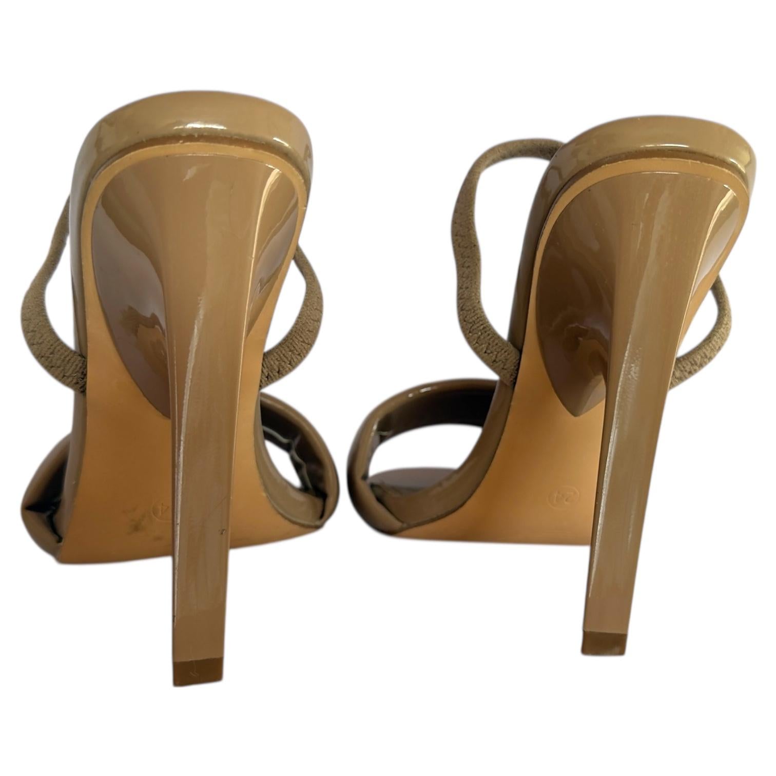 Sandalias Café de Charol con Correa Ancha y Tacón de Aguja Elegantes SHASA - Talla 24