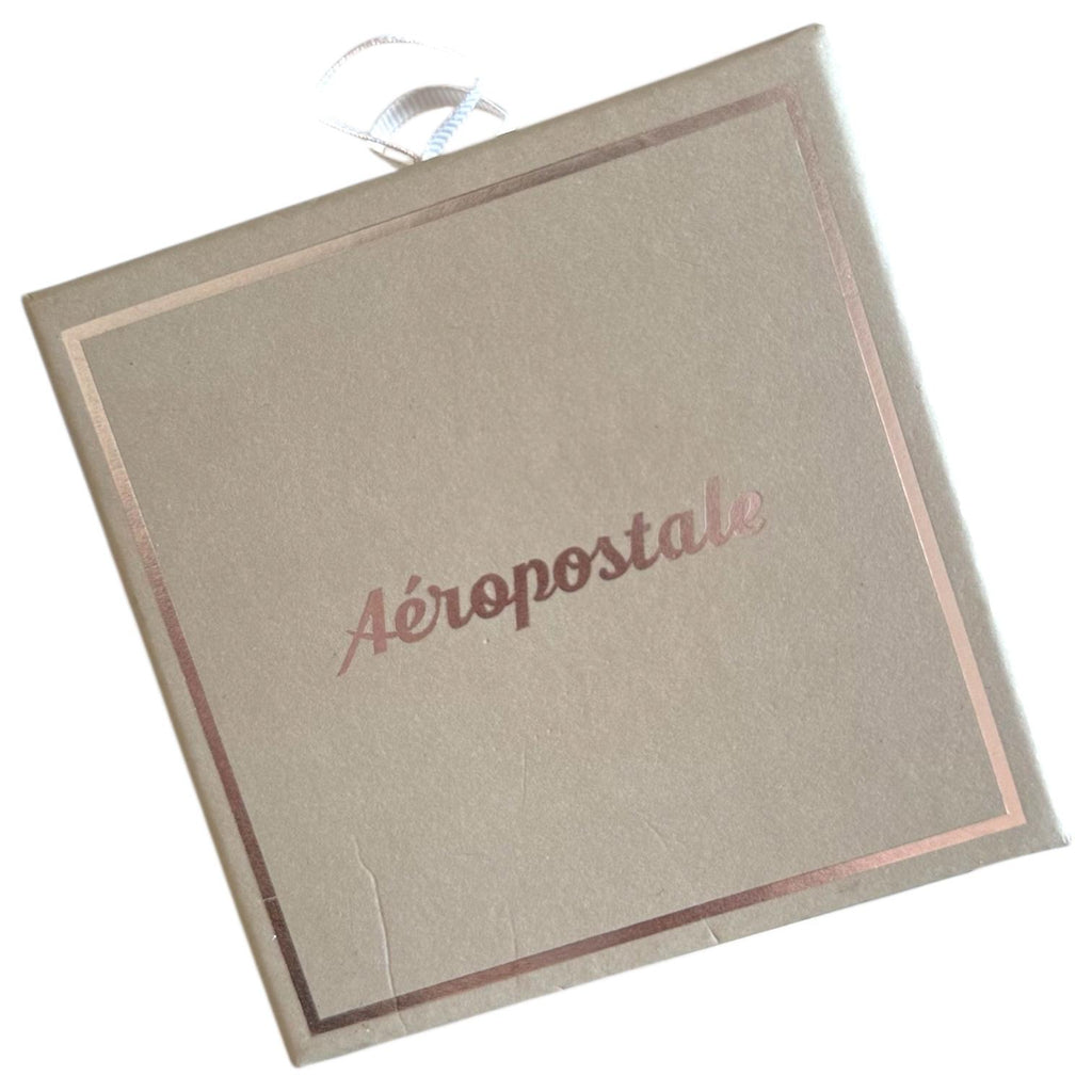 Set de Aretes y Collar Dorado con Cruz de Zirconia Cúbica Elegante AEROPOSTALE