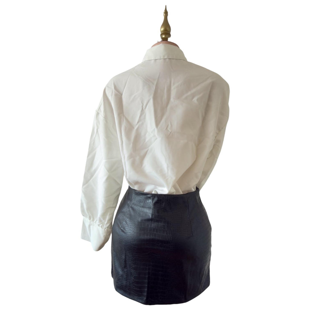 Conjunto de Camisa Blanca Oversize Larga y Falda Negra de Piel Sintética con Botones Laterales Elegante SHEIN - Talla M