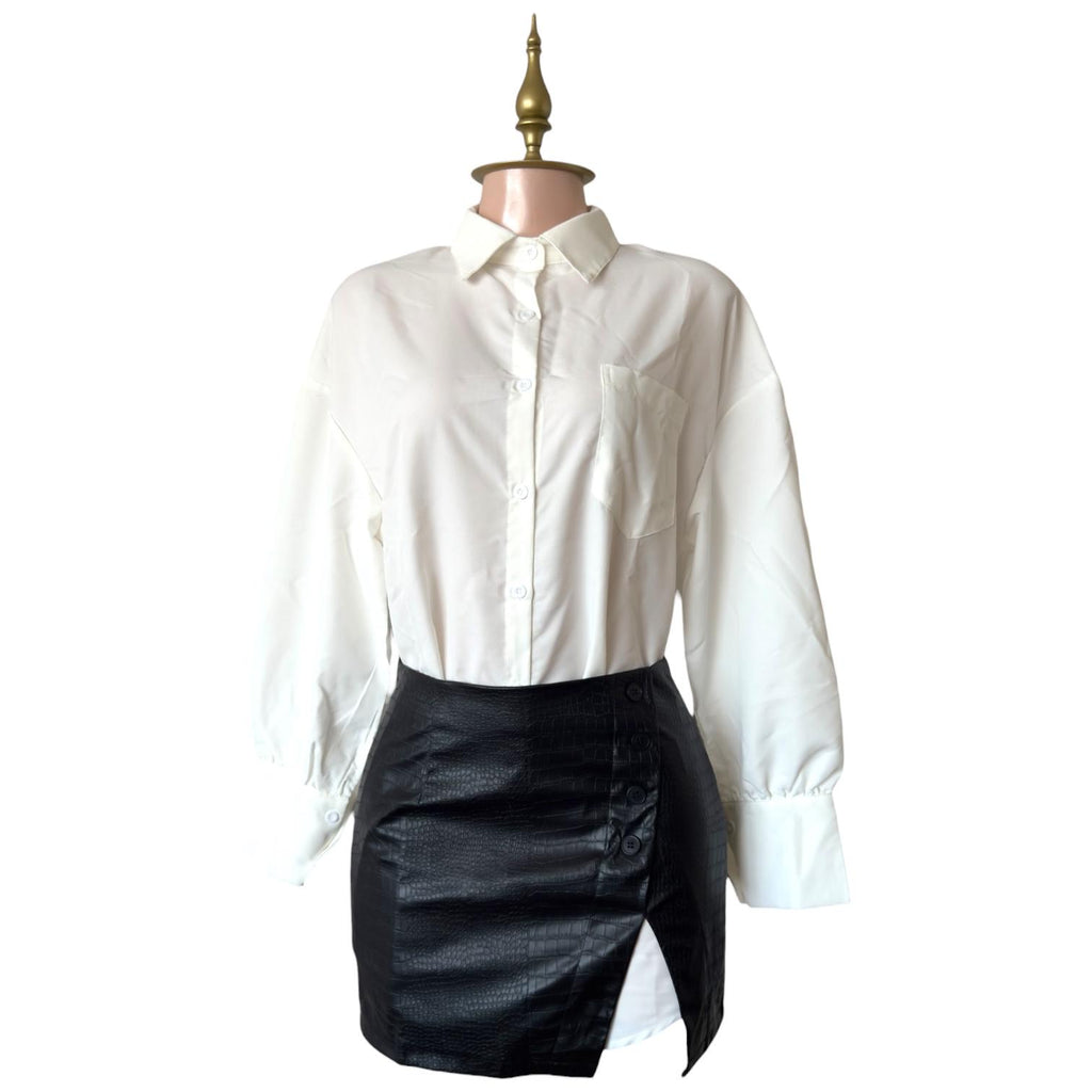 Conjunto de Camisa Blanca Oversize Larga y Falda Negra de Piel Sintética con Botones Laterales Elegante SHEIN - Talla M