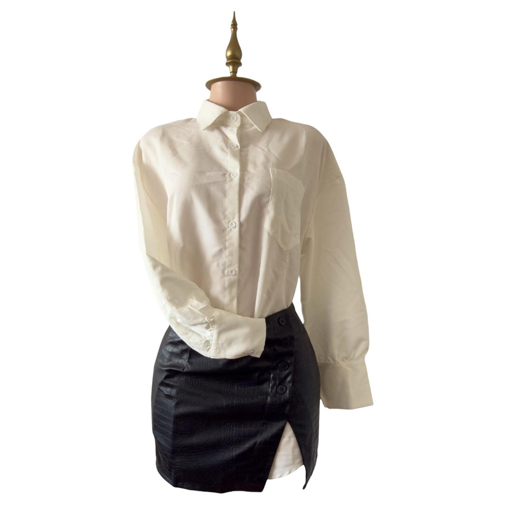 Conjunto de Camisa Blanca Oversize Larga y Falda Negra de Piel Sintética con Botones Laterales Elegante SHEIN - Talla M