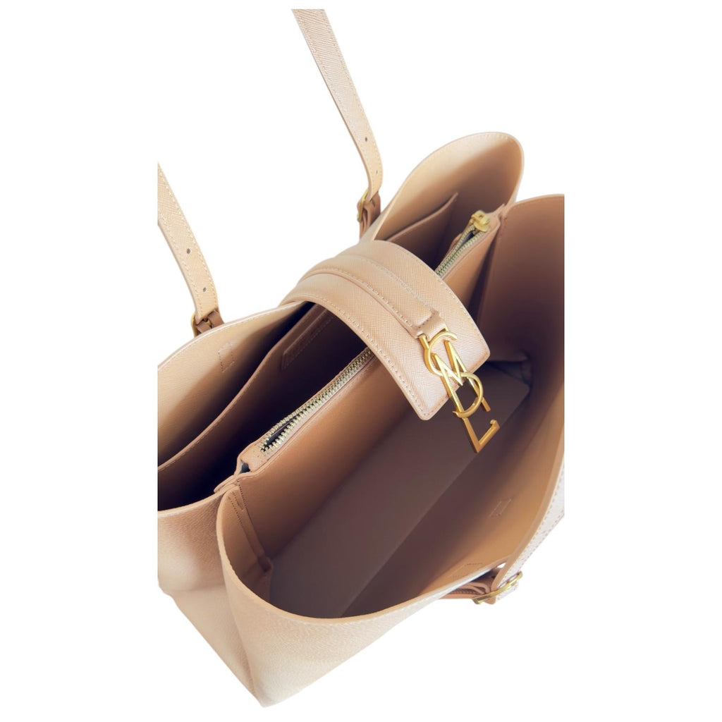 Tote Bag Camel con Logo SM Dorado y Cierre Decorativo Elegante STEVE MADDEN BKIKING-P