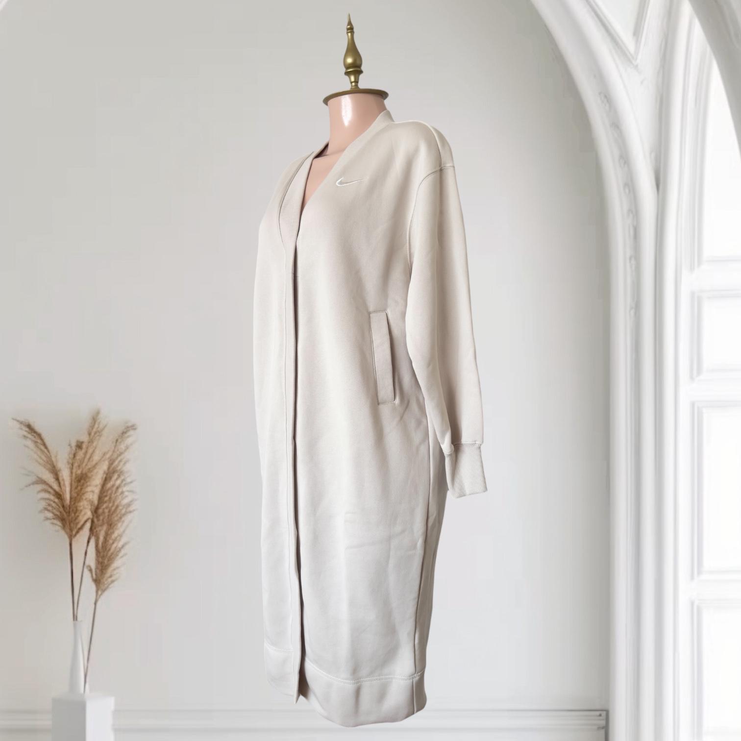 Cardigan Largo Beige Tipo Abrigo con Cuello V, Bolsillos Laterales y Logo Nike Bordado Cómodo NIKE - Talla M